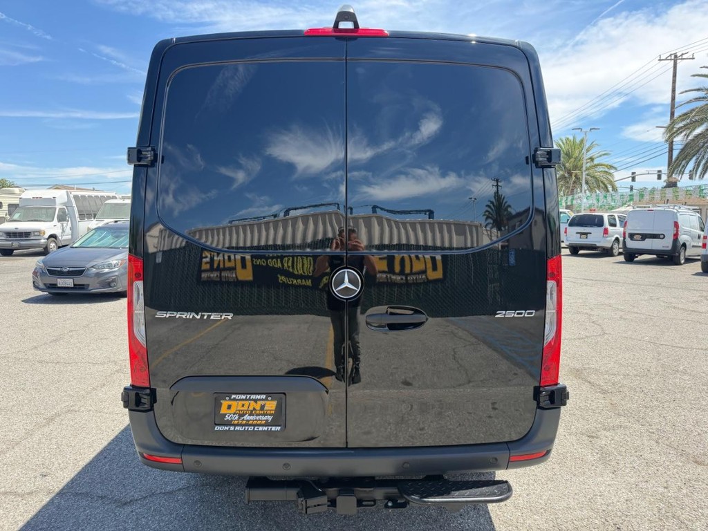 Mercedes-Benz Sprinter Vehicle Full-screen Gallery Image 09