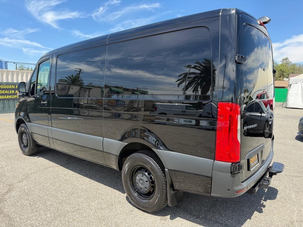 Mercedes-Benz Sprinter Vehicle Full-screen Gallery Image 10