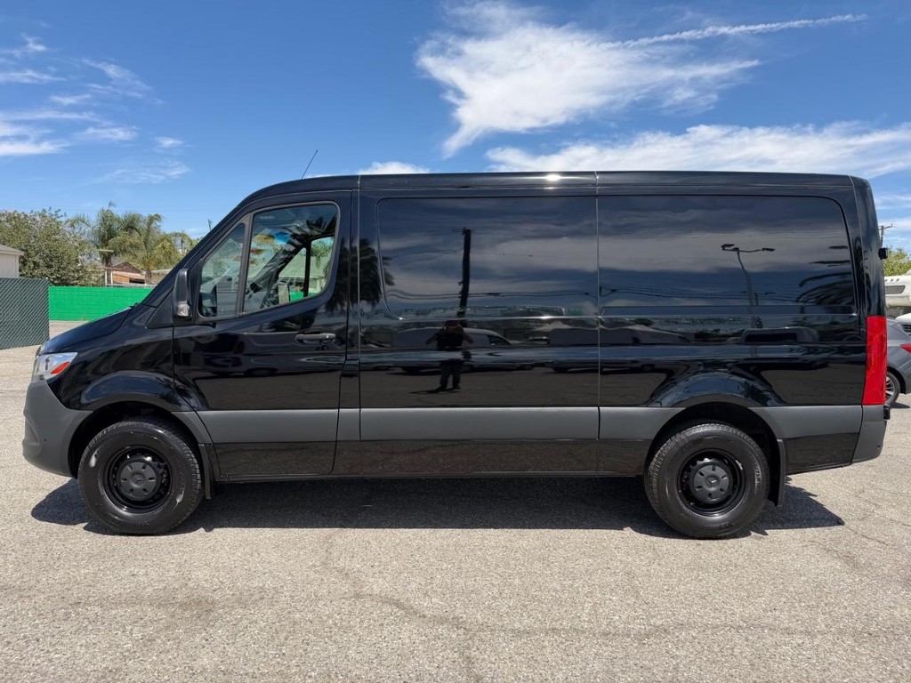 Mercedes-Benz Sprinter Vehicle Full-screen Gallery Image 12