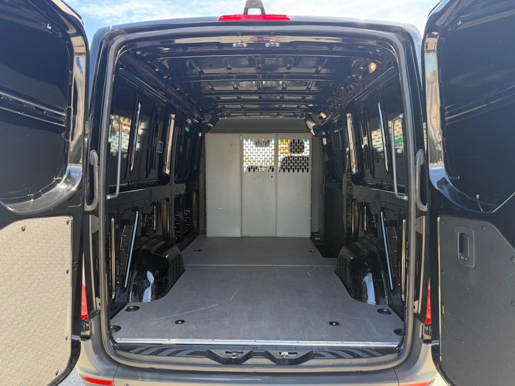 Mercedes-Benz Sprinter Vehicle Full-screen Gallery Image 16