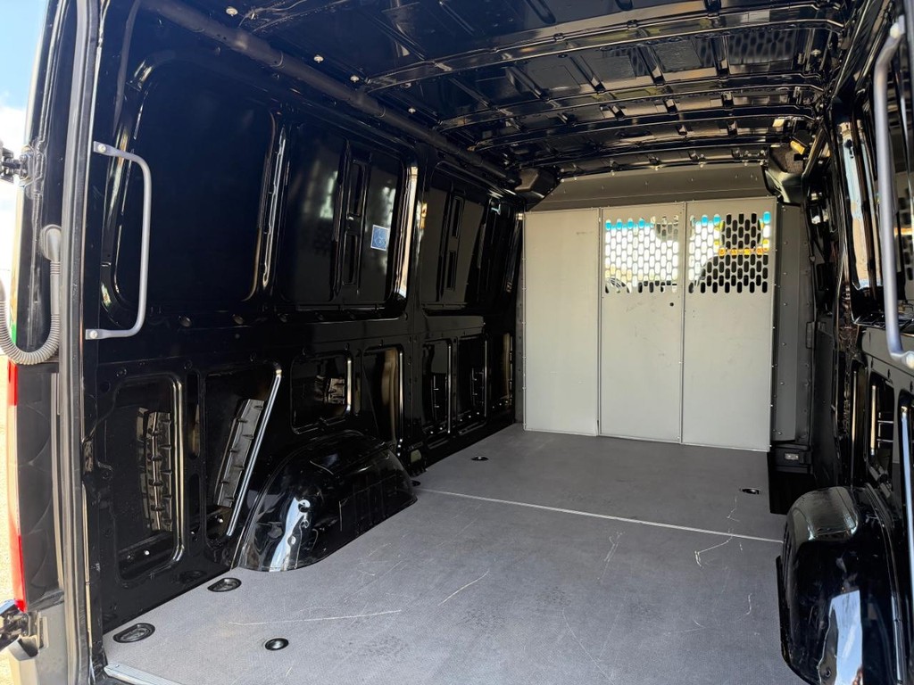 Mercedes-Benz Sprinter Vehicle Full-screen Gallery Image 17