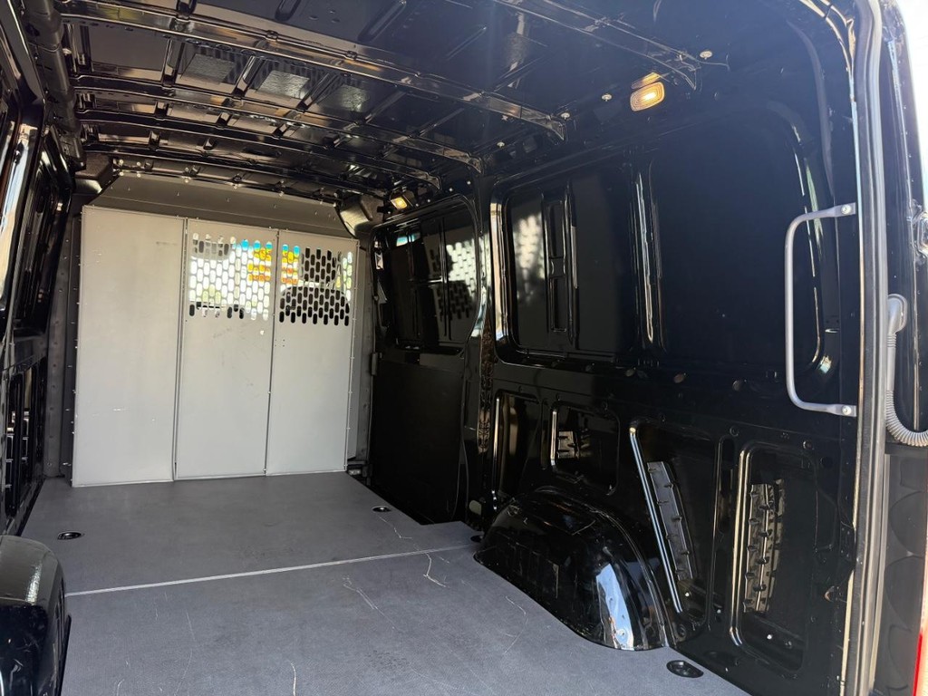 Mercedes-Benz Sprinter Vehicle Full-screen Gallery Image 18