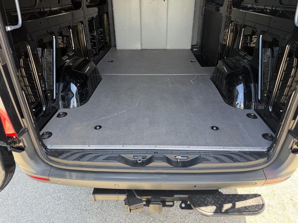 Mercedes-Benz Sprinter Vehicle Full-screen Gallery Image 19