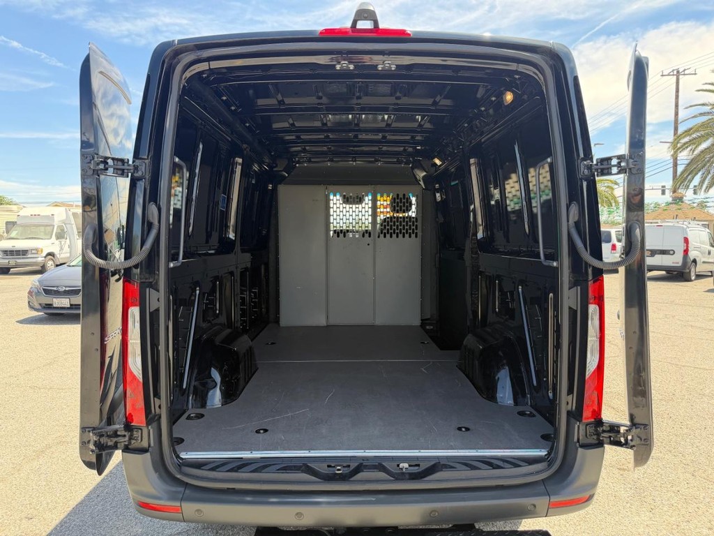 Mercedes-Benz Sprinter Vehicle Full-screen Gallery Image 21