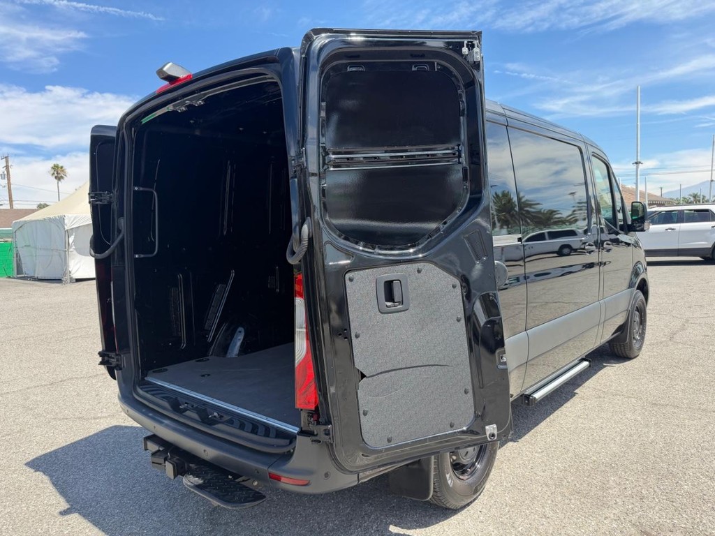 Mercedes-Benz Sprinter Vehicle Full-screen Gallery Image 22