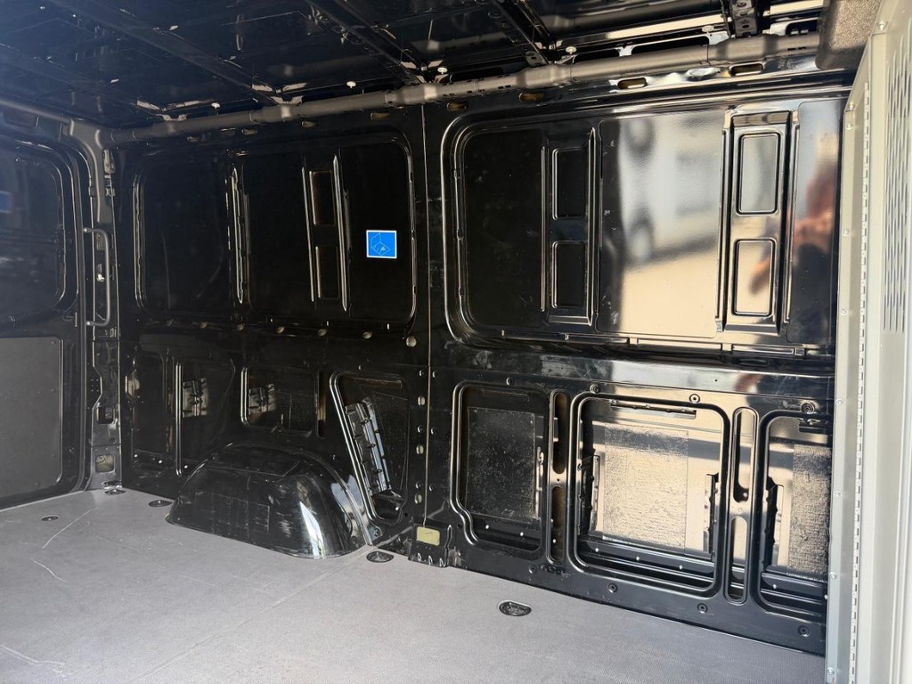 Mercedes-Benz Sprinter Vehicle Full-screen Gallery Image 25