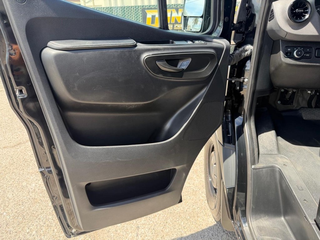 Mercedes-Benz Sprinter Vehicle Full-screen Gallery Image 31