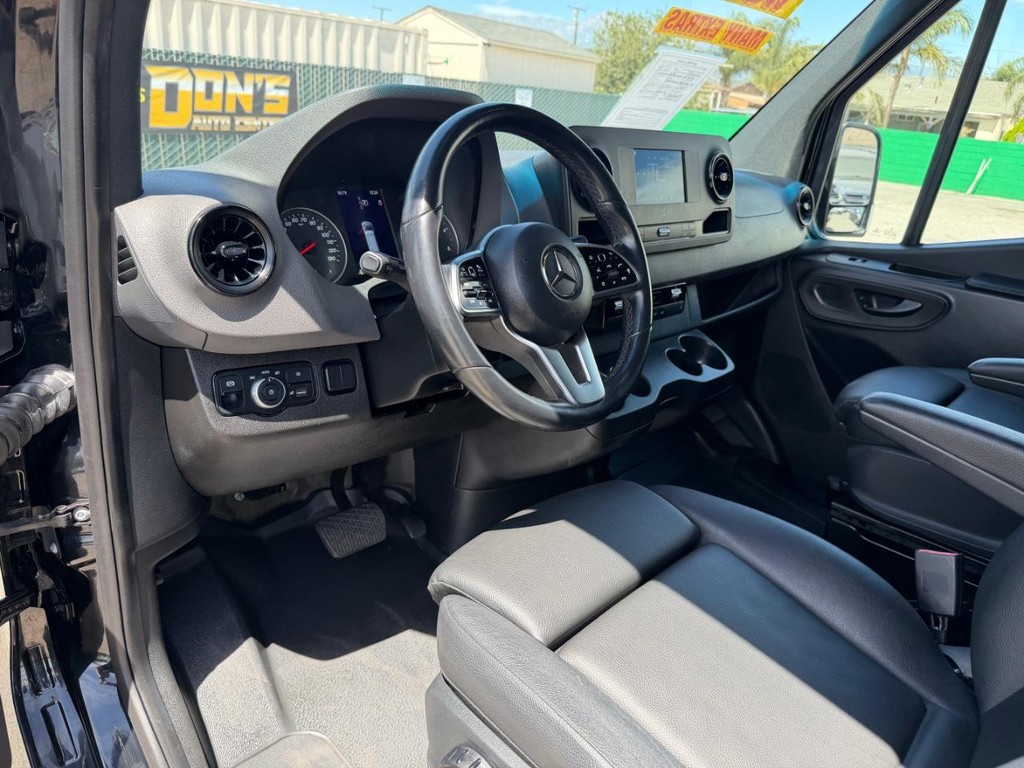 Mercedes-Benz Sprinter Vehicle Full-screen Gallery Image 32