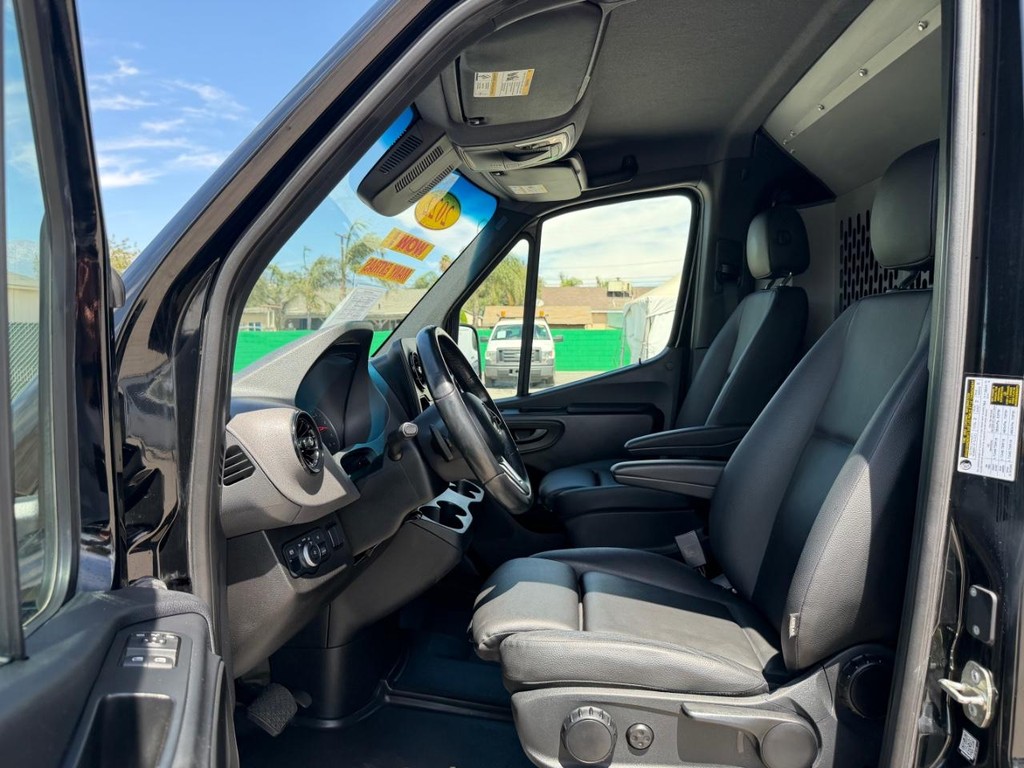 Mercedes-Benz Sprinter Vehicle Full-screen Gallery Image 33