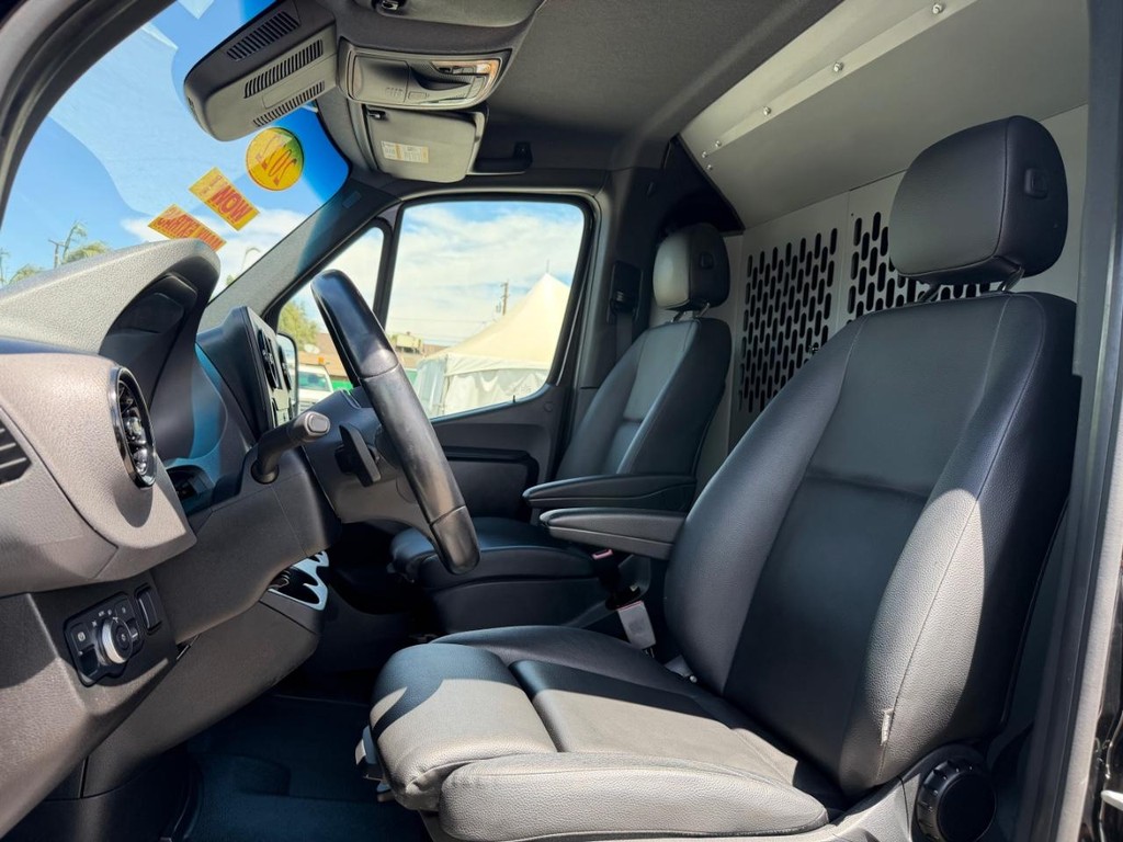 Mercedes-Benz Sprinter Vehicle Full-screen Gallery Image 34