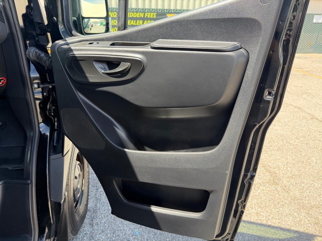 Mercedes-Benz Sprinter Vehicle Full-screen Gallery Image 35