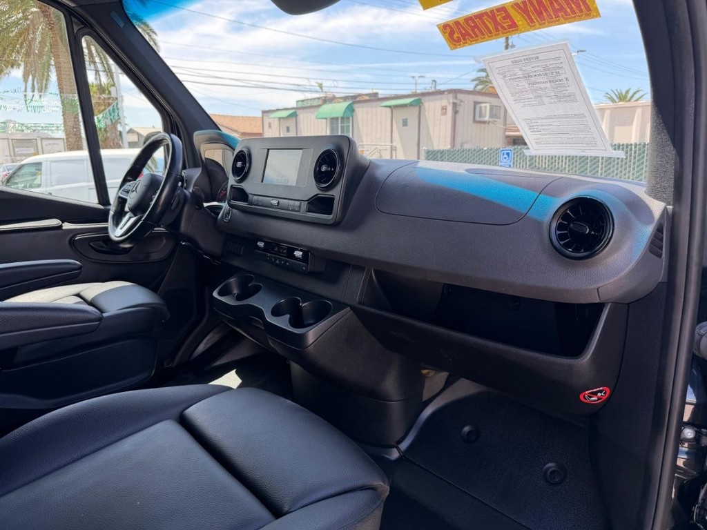 Mercedes-Benz Sprinter Vehicle Full-screen Gallery Image 36