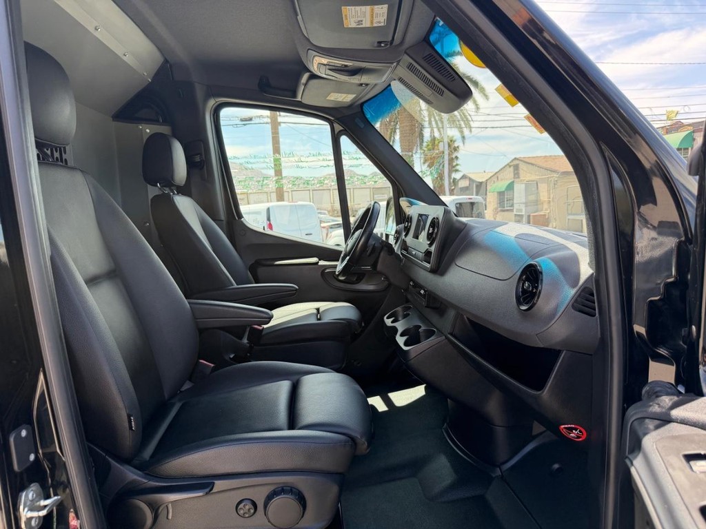 Mercedes-Benz Sprinter Vehicle Full-screen Gallery Image 37