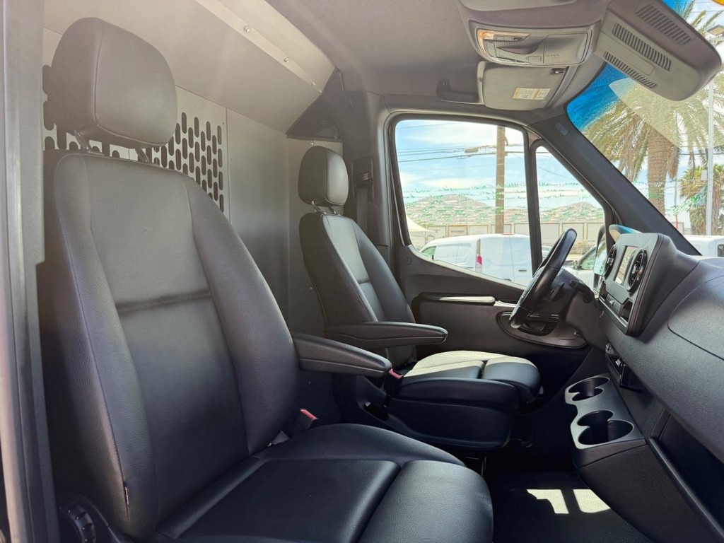 Mercedes-Benz Sprinter Vehicle Full-screen Gallery Image 38