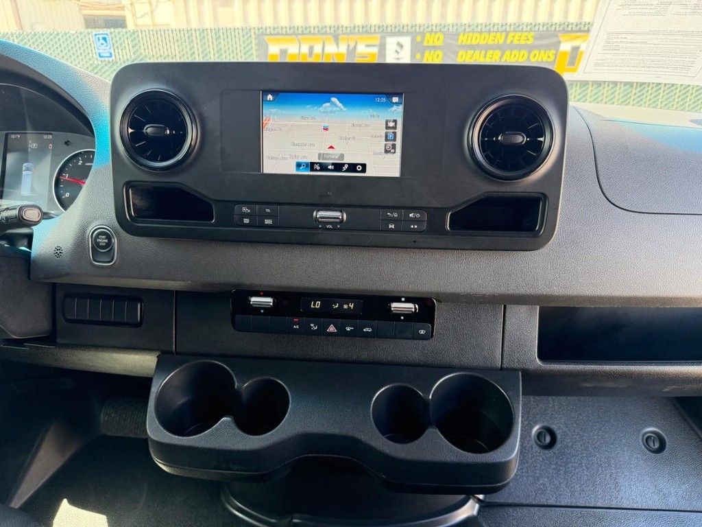 Mercedes-Benz Sprinter Vehicle Full-screen Gallery Image 40