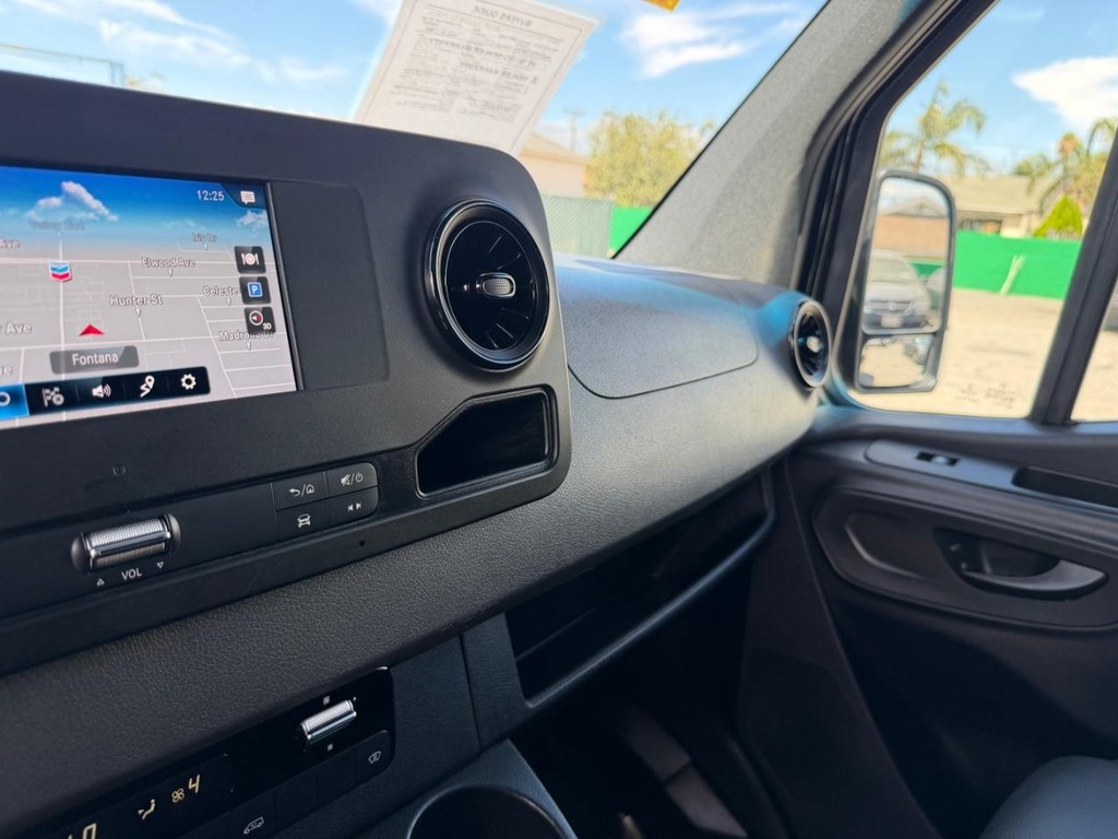 Mercedes-Benz Sprinter Vehicle Full-screen Gallery Image 41