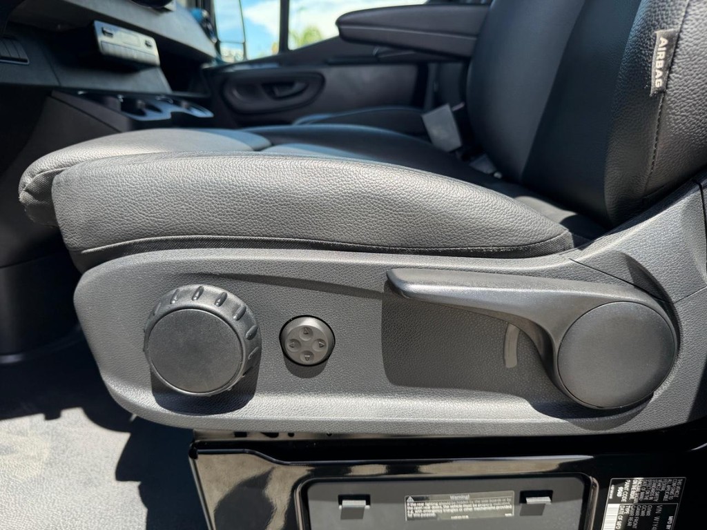 Mercedes-Benz Sprinter Vehicle Full-screen Gallery Image 55