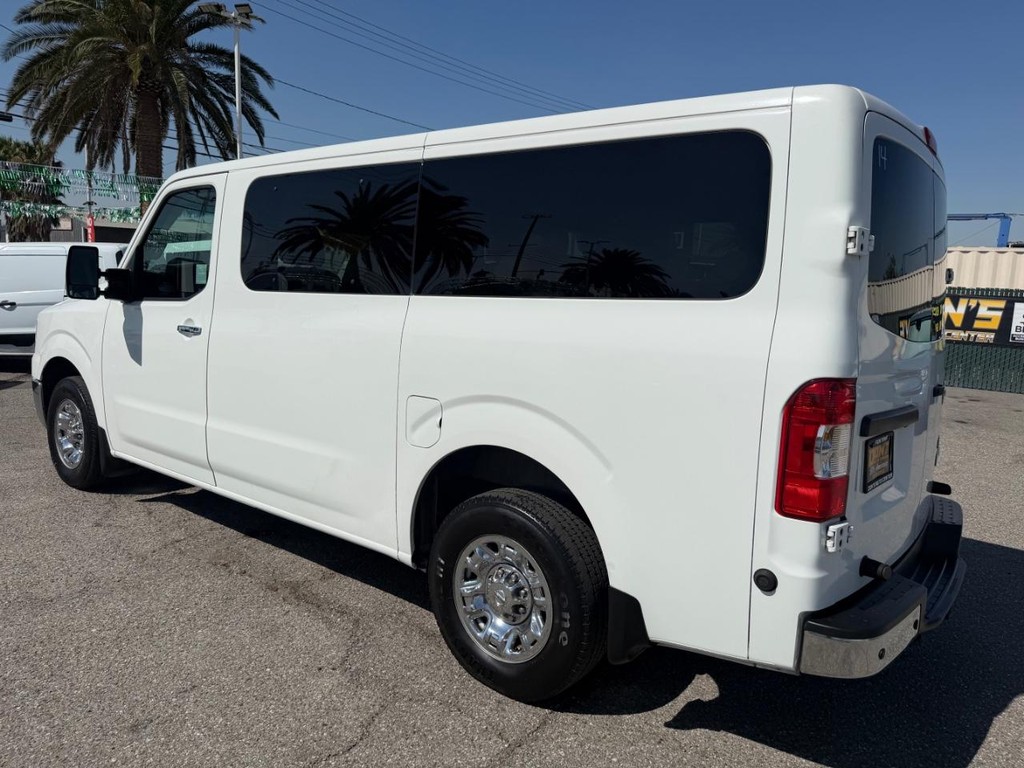 Nissan NV3500 Vehicle Full-screen Gallery Image 09