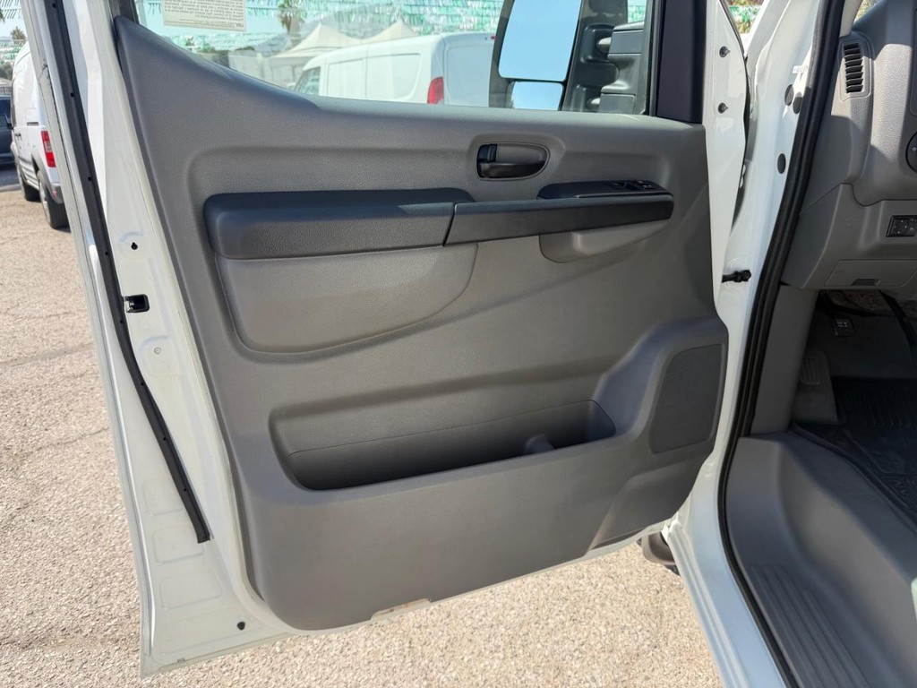 Nissan NV3500 Vehicle Full-screen Gallery Image 15