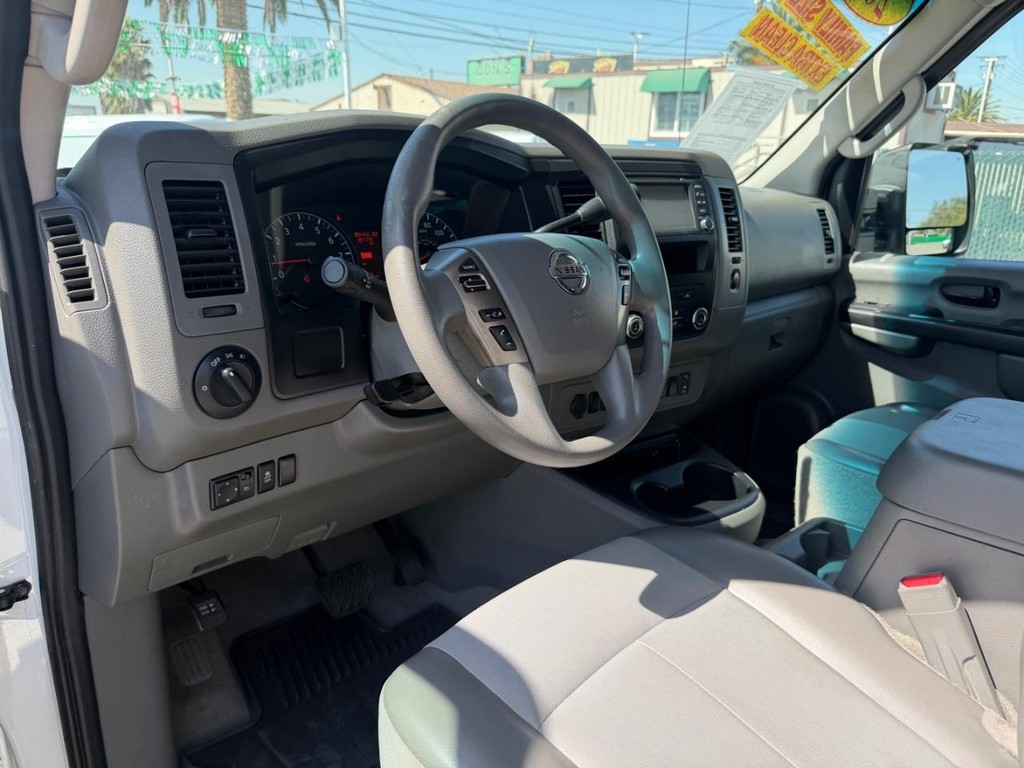 Nissan NV3500 Vehicle Full-screen Gallery Image 16