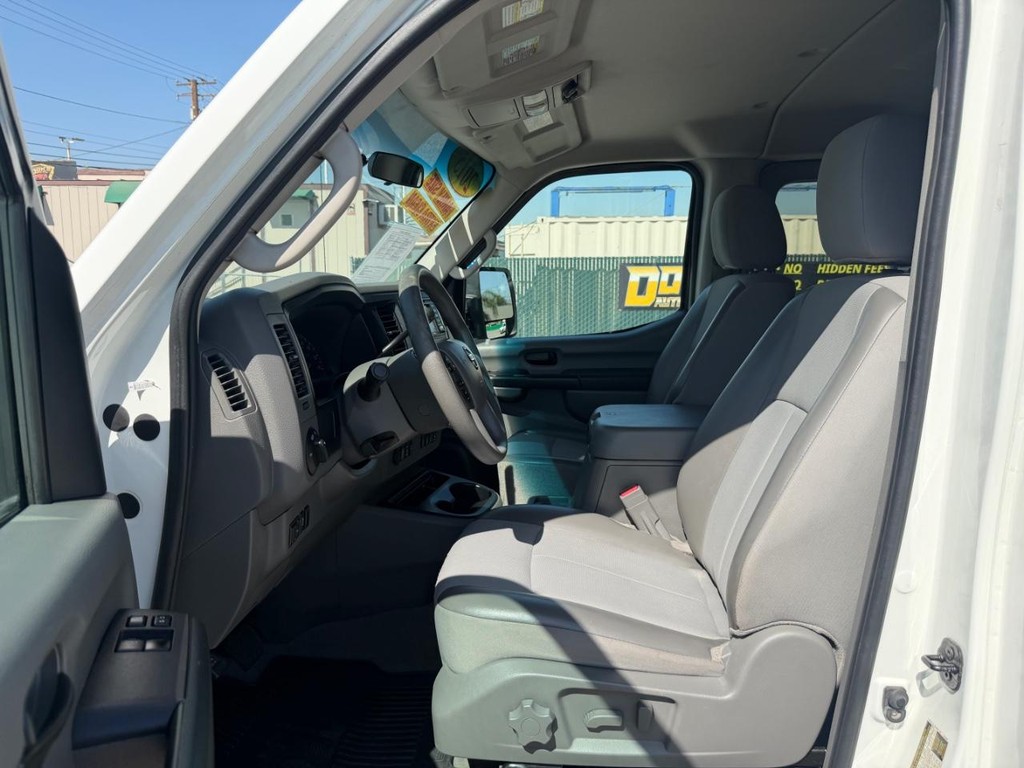 Nissan NV3500 Vehicle Full-screen Gallery Image 17