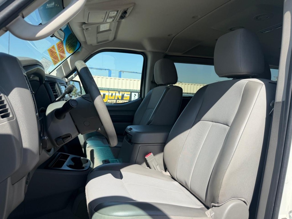 Nissan NV3500 Vehicle Full-screen Gallery Image 18