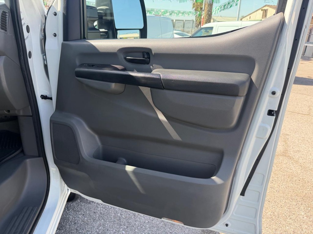 Nissan NV3500 Vehicle Full-screen Gallery Image 19