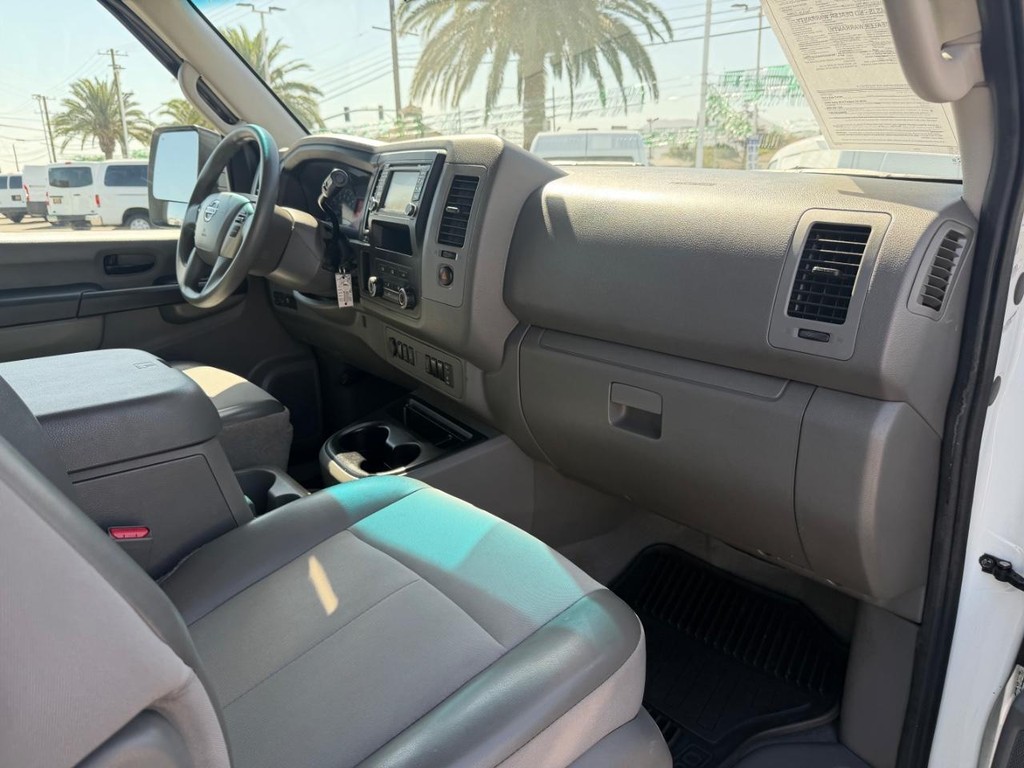 Nissan NV3500 Vehicle Full-screen Gallery Image 20