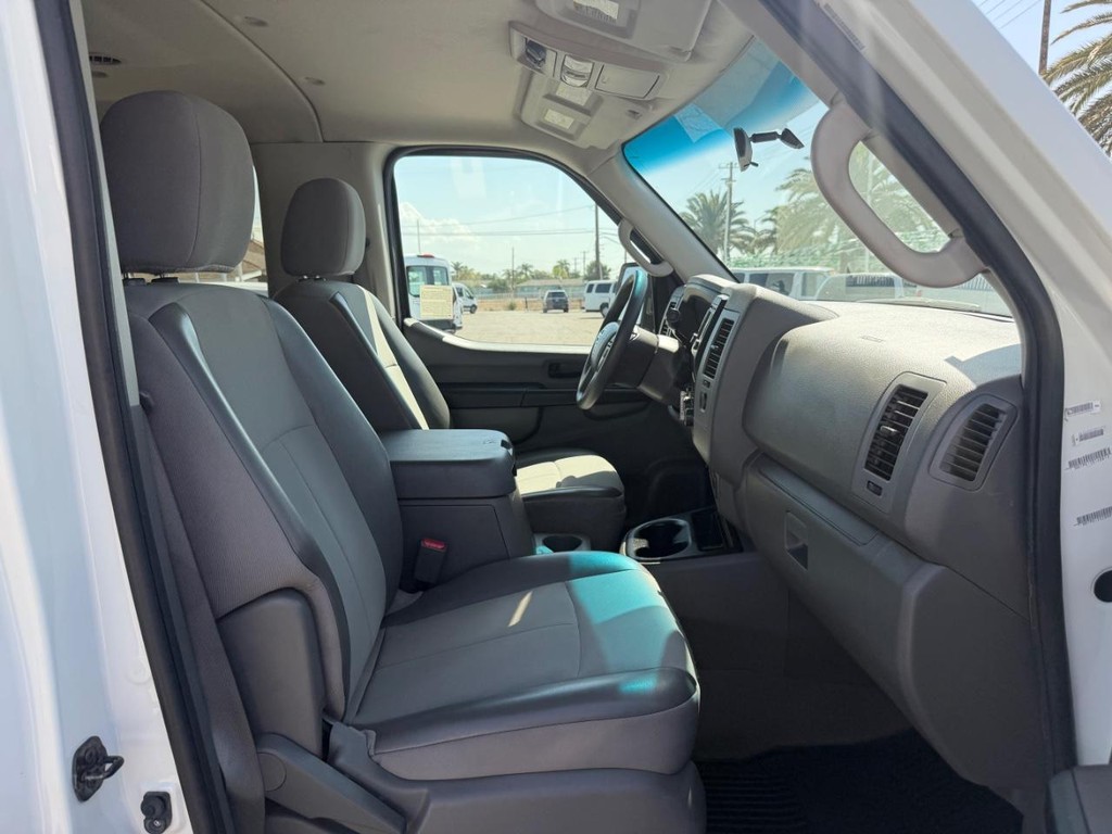 Nissan NV3500 Vehicle Full-screen Gallery Image 21