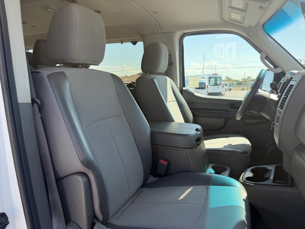 Nissan NV3500 Vehicle Full-screen Gallery Image 22