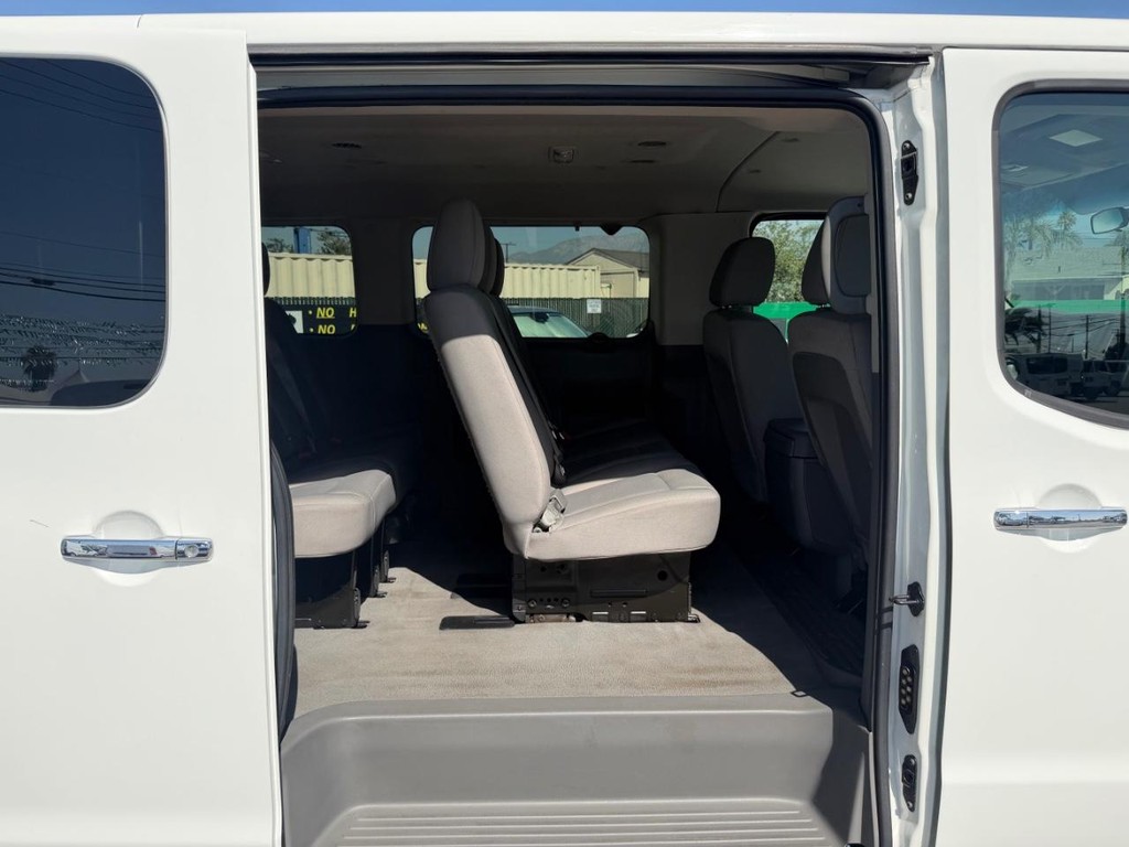 Nissan NV3500 Vehicle Full-screen Gallery Image 23