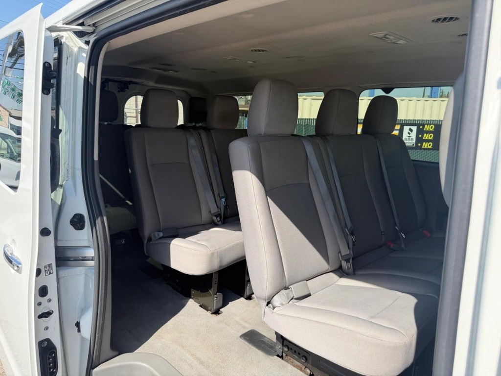 Nissan NV3500 Vehicle Full-screen Gallery Image 24
