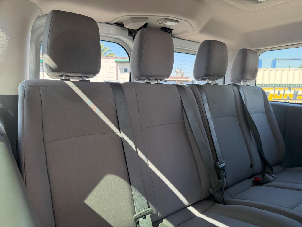 Nissan NV3500 Vehicle Full-screen Gallery Image 27