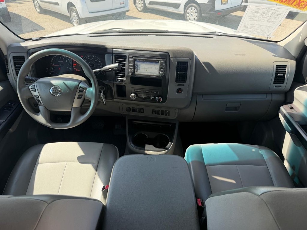 Nissan NV3500 Vehicle Full-screen Gallery Image 28