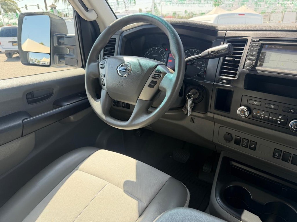 Nissan NV3500 Vehicle Full-screen Gallery Image 29