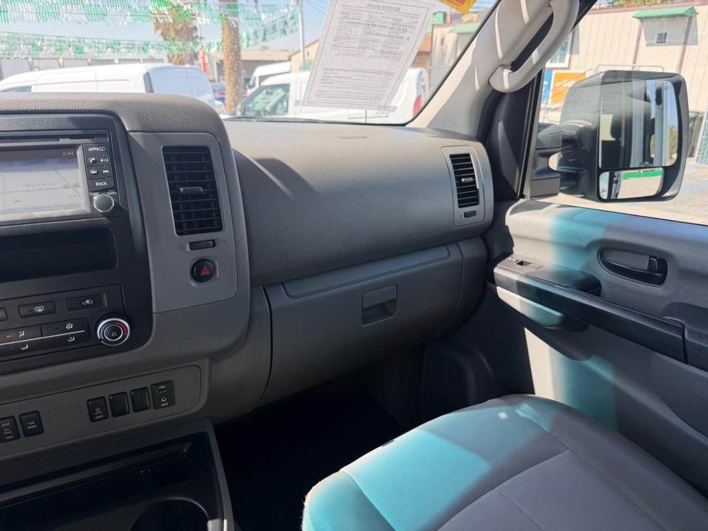 Nissan NV3500 Vehicle Full-screen Gallery Image 31