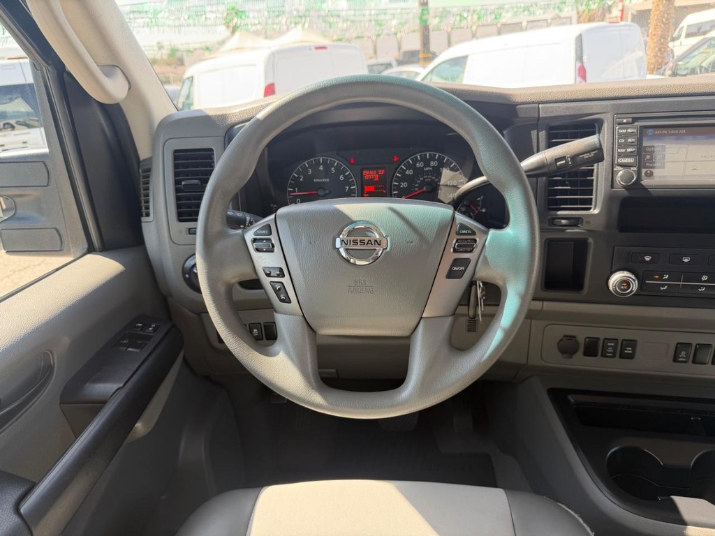 Nissan NV3500 Vehicle Full-screen Gallery Image 32