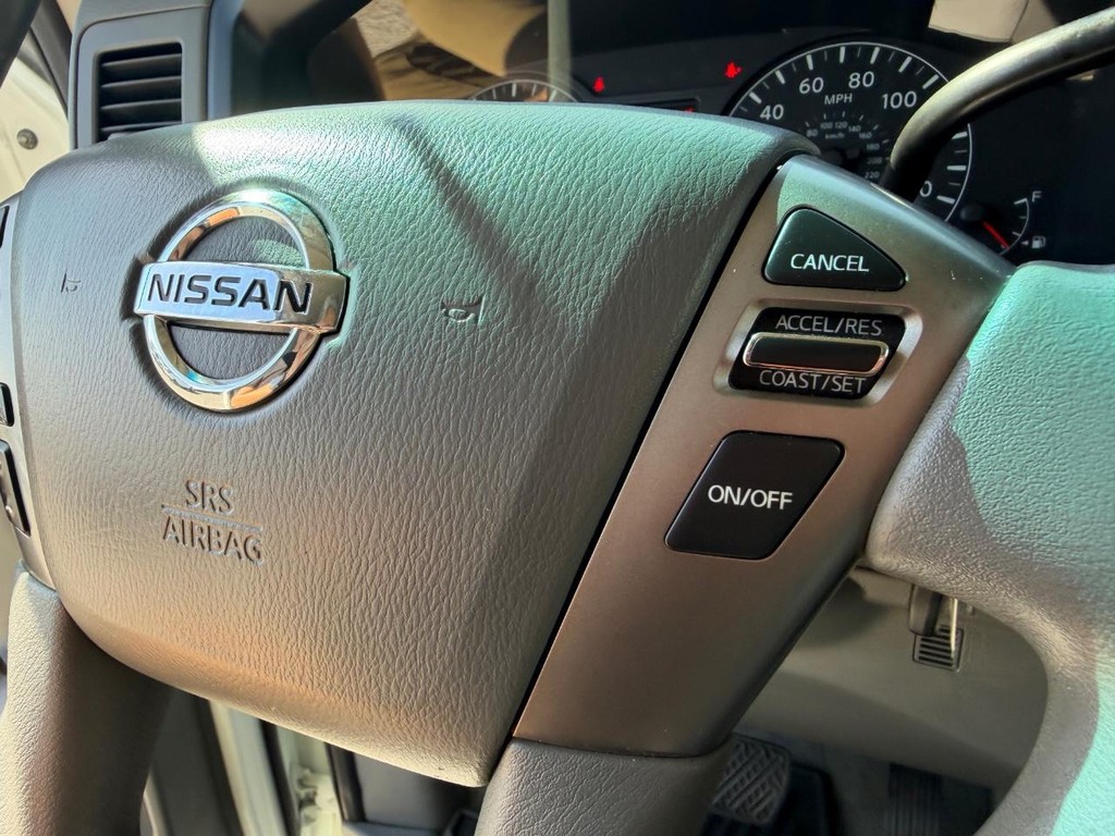 Nissan NV3500 Vehicle Full-screen Gallery Image 34