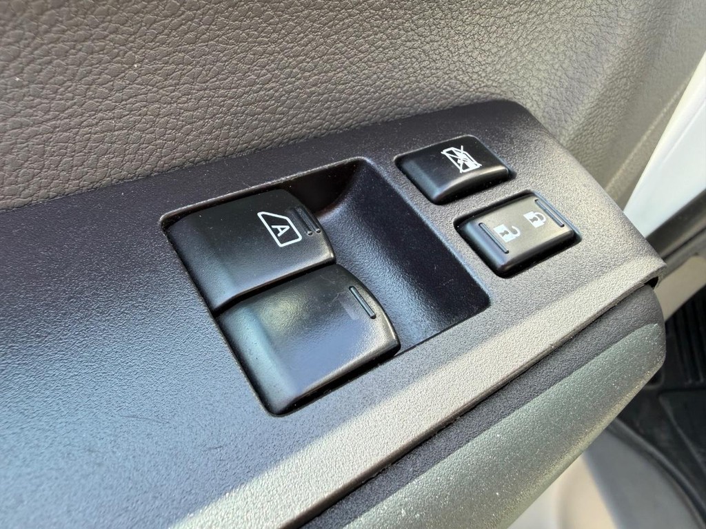 Nissan NV3500 Vehicle Full-screen Gallery Image 36
