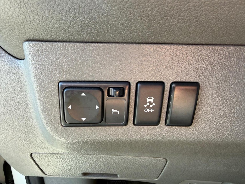 Nissan NV3500 Vehicle Full-screen Gallery Image 37