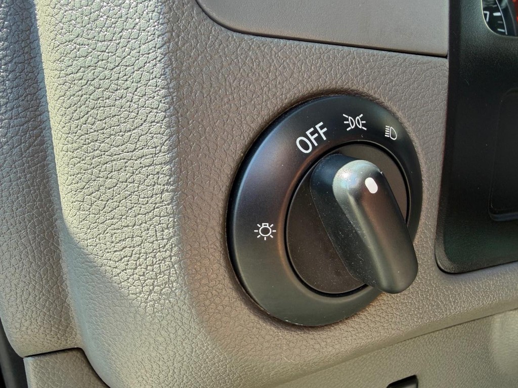 Nissan NV3500 Vehicle Full-screen Gallery Image 38