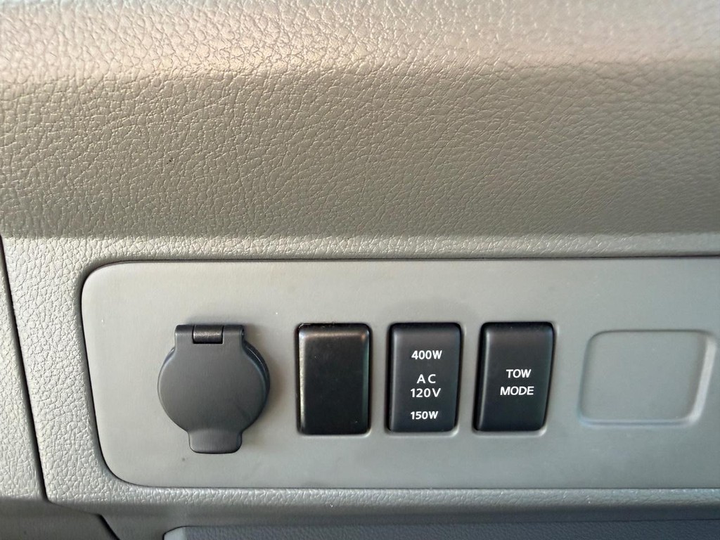 Nissan NV3500 Vehicle Full-screen Gallery Image 39