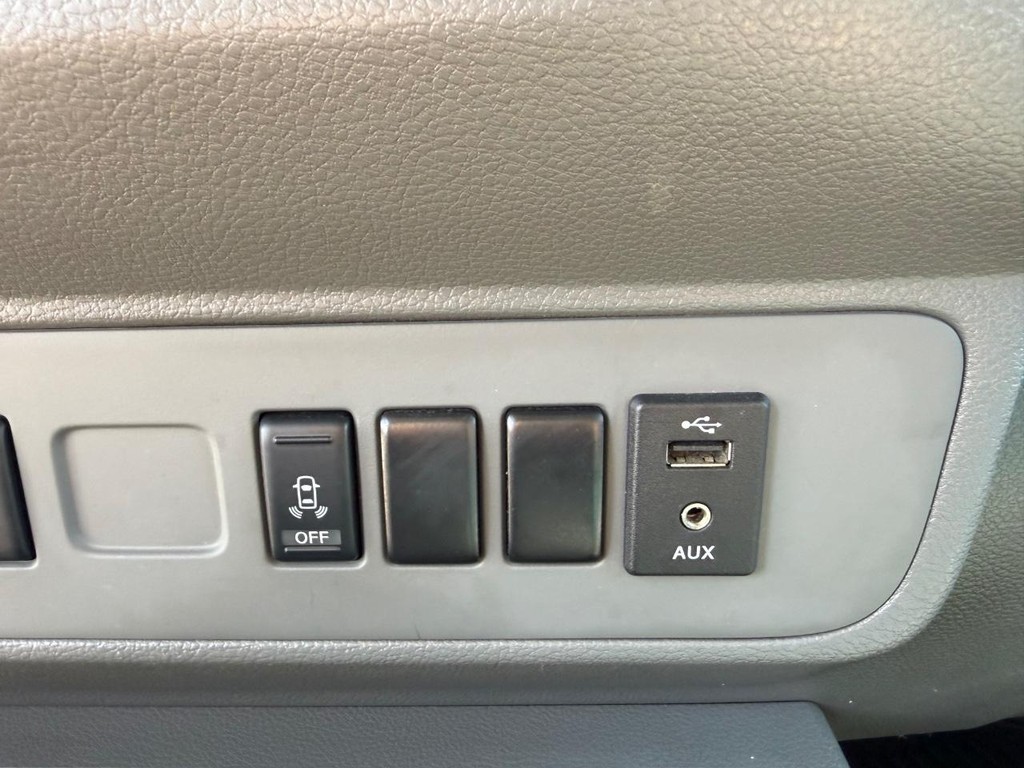 Nissan NV3500 Vehicle Full-screen Gallery Image 40