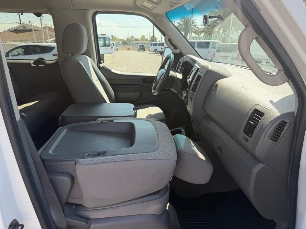 Nissan NV3500 Vehicle Full-screen Gallery Image 44