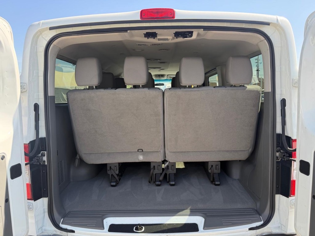 Nissan NV3500 Vehicle Full-screen Gallery Image 45