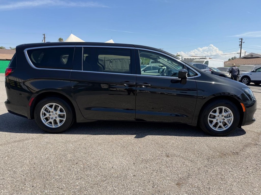 Chrysler Voyager Vehicle Full-screen Gallery Image 05