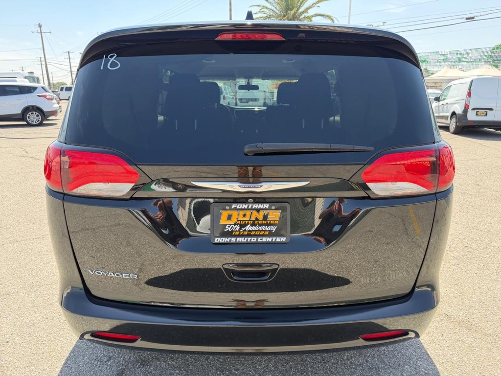 Chrysler Voyager Vehicle Full-screen Gallery Image 08