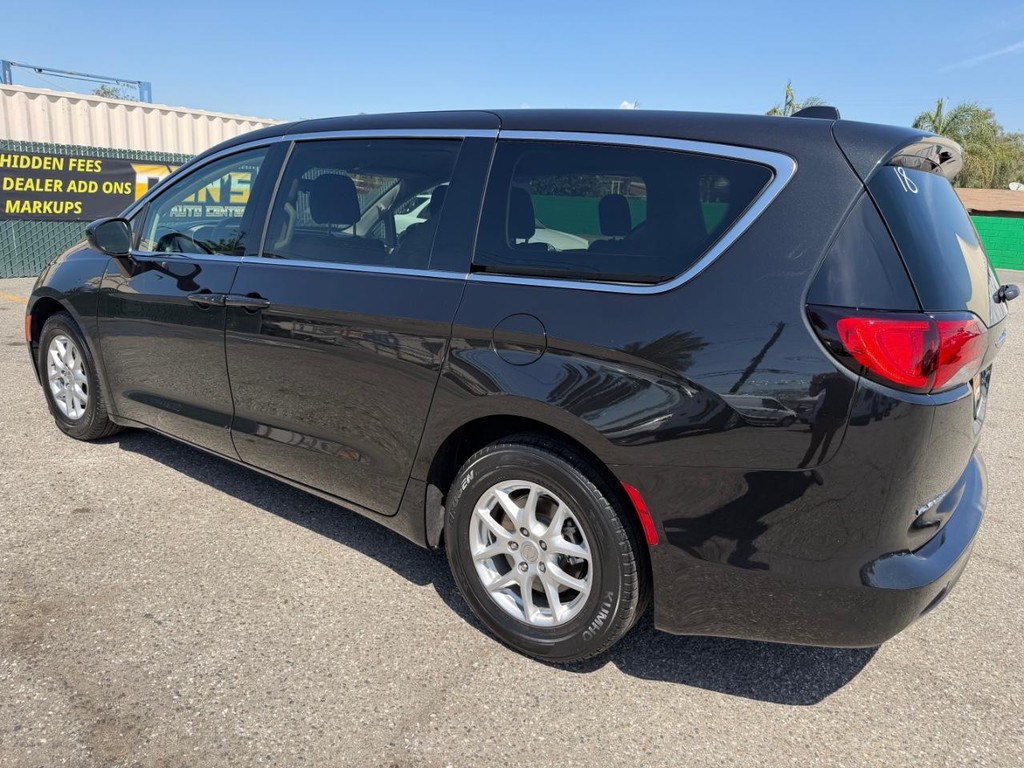 Chrysler Voyager Vehicle Full-screen Gallery Image 09