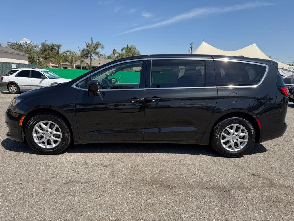 Chrysler Voyager Vehicle Full-screen Gallery Image 11