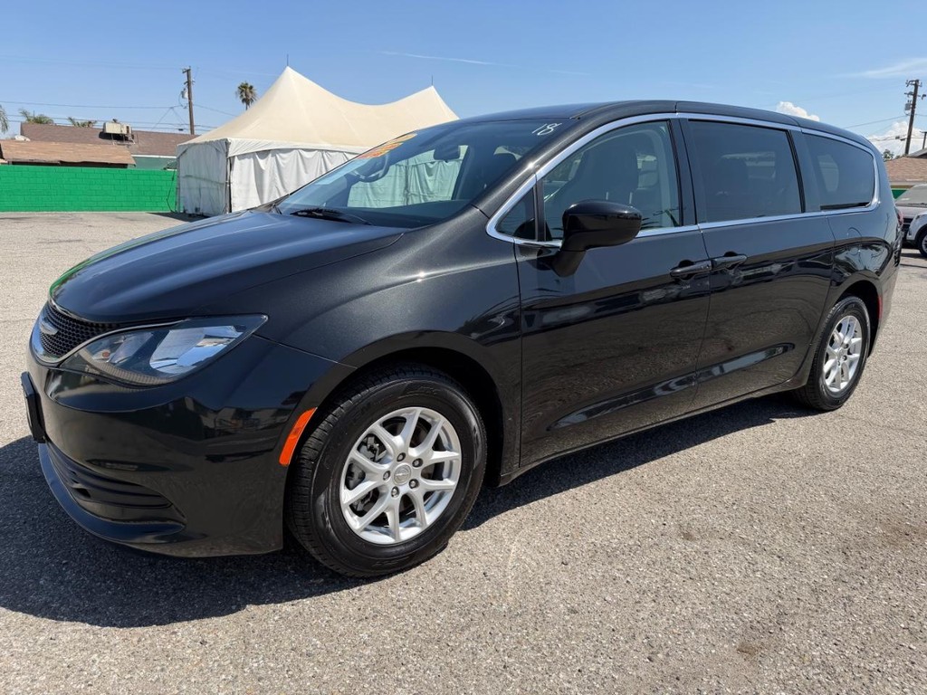 Chrysler Voyager Vehicle Full-screen Gallery Image 12